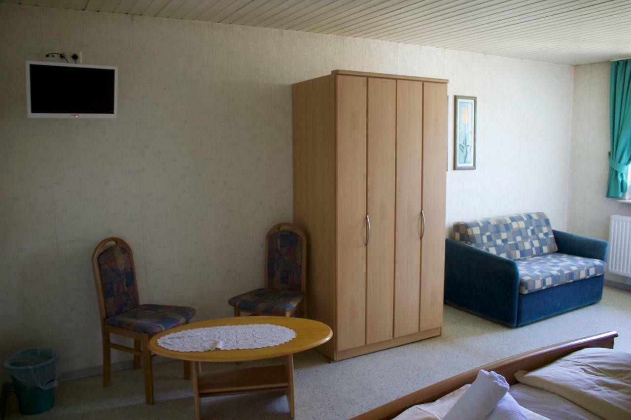 Groß-Zimmern Pension Goldene Mitte מראה חיצוני תמונה